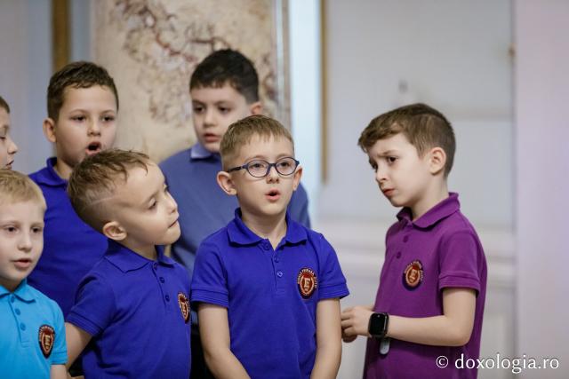 (Foto) Școala primară Elite – Colindători la Reședința Mitropolitană 2024