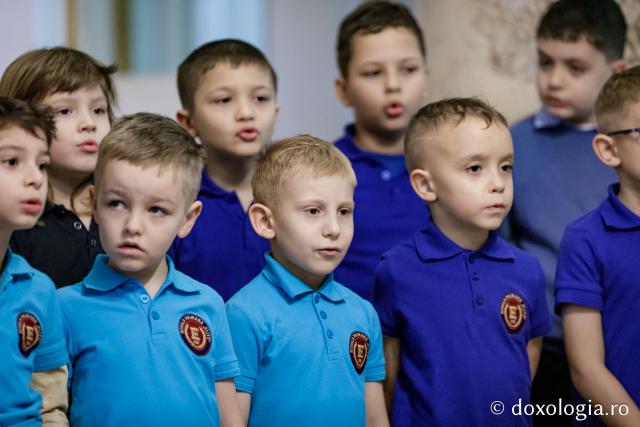 (Foto) Școala primară Elite – Colindători la Reședința Mitropolitană 2024