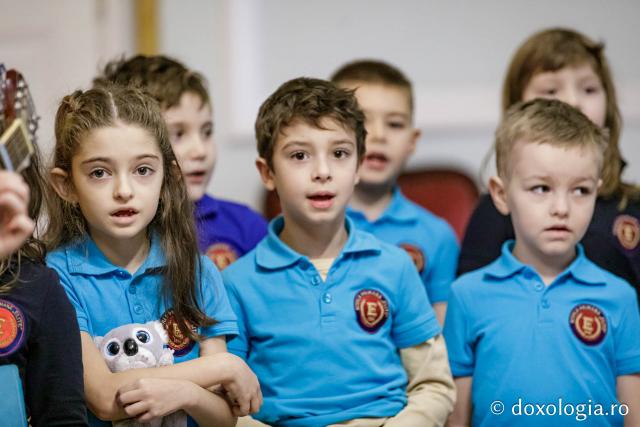 (Foto) Școala primară Elite – Colindători la Reședința Mitropolitană 2024