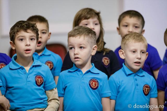 (Foto) Școala primară Elite – Colindători la Reședința Mitropolitană 2024