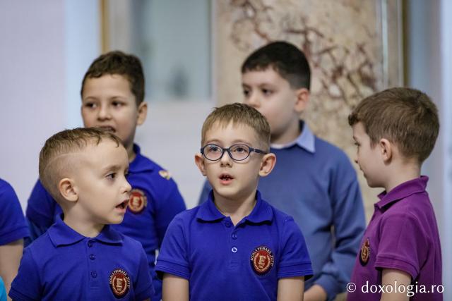 (Foto) Școala primară Elite – Colindători la Reședința Mitropolitană 2024