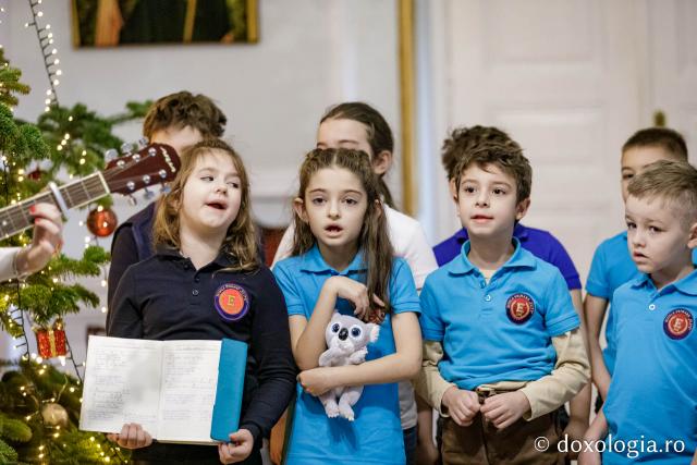 (Foto) Școala primară Elite – Colindători la Reședința Mitropolitană 2024