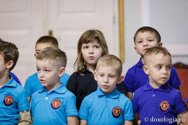 (Foto) Școala primară Elite – Colindători la Reședința Mitropolitană 2024