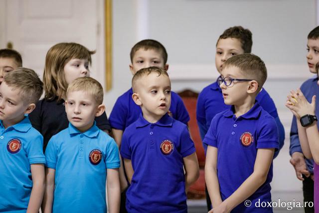 (Foto) Școala primară Elite – Colindători la Reședința Mitropolitană 2024