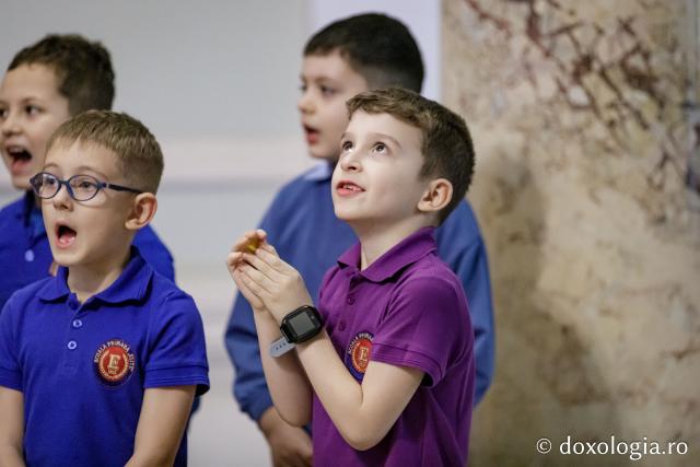 (Foto) Școala primară Elite – Colindători la Reședința Mitropolitană 2024