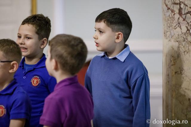 (Foto) Școala primară Elite – Colindători la Reședința Mitropolitană 2024