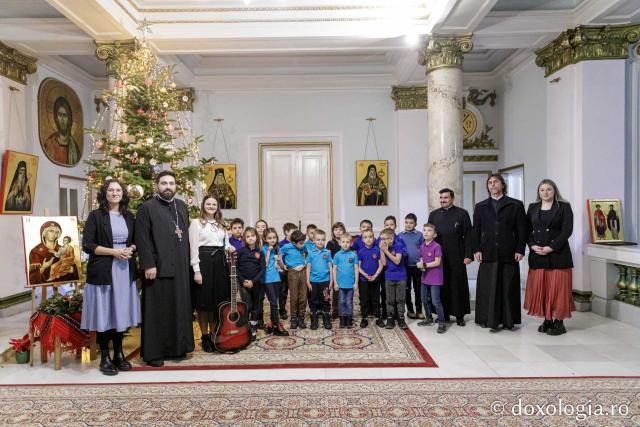 (Foto) Școala primară Elite – Colindători la Reședința Mitropolitană 2024