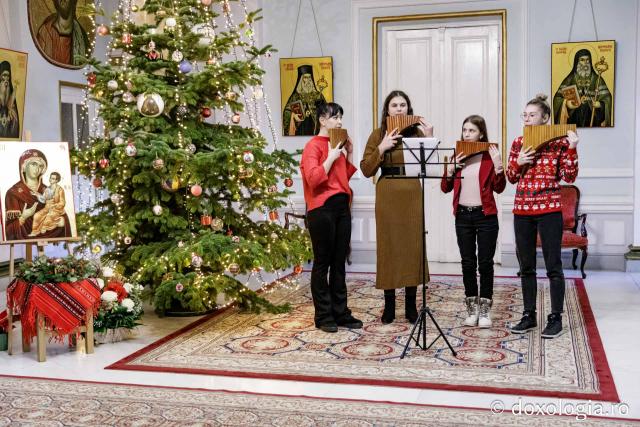 (Foto) Colegiul „Octav Băncilă” din Iași, Ansamblul de nai – Colindători la Reședința Mitropolitană 2024