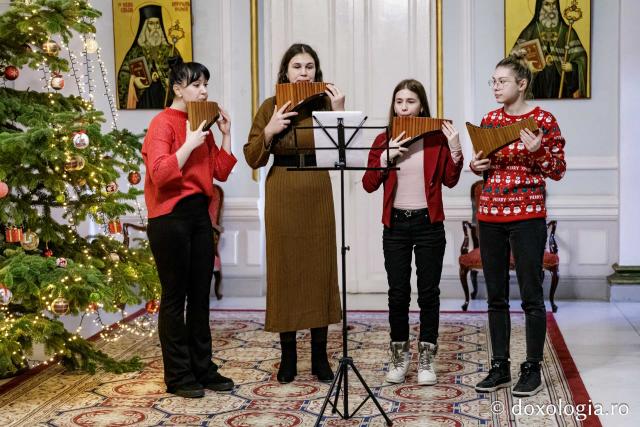 (Foto) Colegiul „Octav Băncilă” din Iași, Ansamblul de nai – Colindători la Reședința Mitropolitană 2024