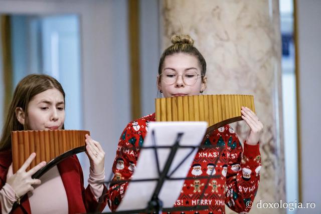 (Foto) Colegiul „Octav Băncilă” din Iași, Ansamblul de nai – Colindători la Reședința Mitropolitană 2024