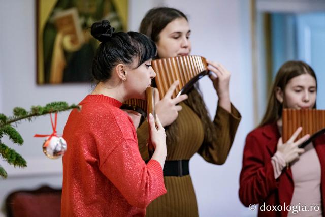 (Foto) Colegiul „Octav Băncilă” din Iași, Ansamblul de nai – Colindători la Reședința Mitropolitană 2024