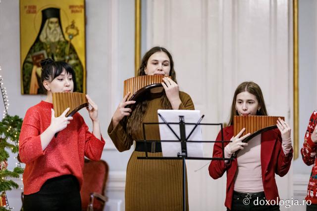 (Foto) Colegiul „Octav Băncilă” din Iași, Ansamblul de nai – Colindători la Reședința Mitropolitană 2024