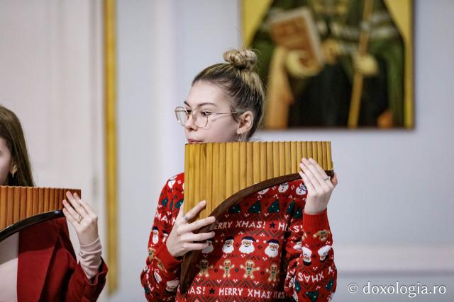 (Foto) Colegiul „Octav Băncilă” din Iași, Ansamblul de nai – Colindători la Reședința Mitropolitană 2024