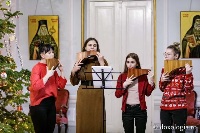 (Foto) Colegiul „Octav Băncilă” din Iași, Ansamblul de nai – Colindători la Reședința Mitropolitană 2024