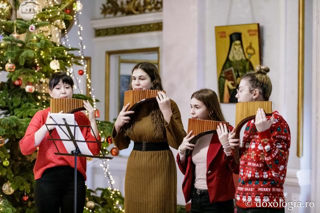 (Foto) Colegiul „Octav Băncilă” din Iași, Ansamblul de nai – Colindători la Reședința Mitropolitană 2024