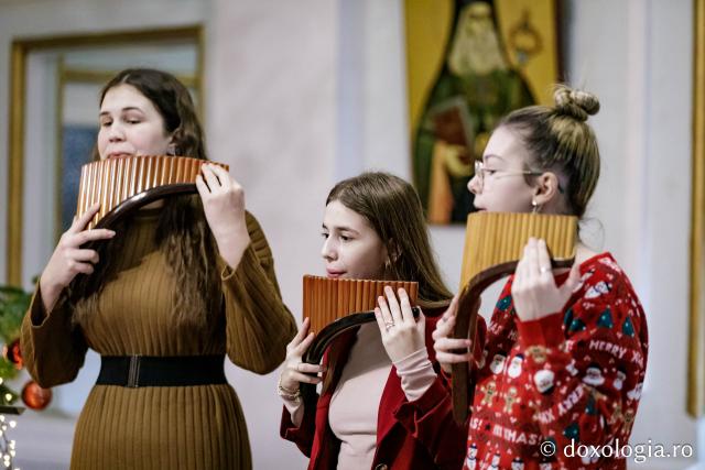 (Foto) Colegiul „Octav Băncilă” din Iași, Ansamblul de nai – Colindători la Reședința Mitropolitană 2024