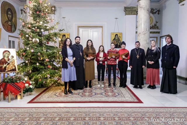 (Foto) Colegiul „Octav Băncilă” din Iași, Ansamblul de nai – Colindători la Reședința Mitropolitană 2024