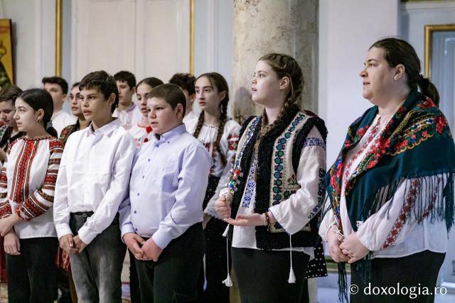 Corul Prodromița, Parohia Lunca Cetățuii ll – Colindători la ReșeȘcoala Erbiceni, clasa a 7-a – Colindători la Reședința Mitropolitană 2024dința Mitropolitană 2024 (Foto) Școala Erbiceni, clasa a 7-a – Colindători la Reședința Mitropolitană 2024