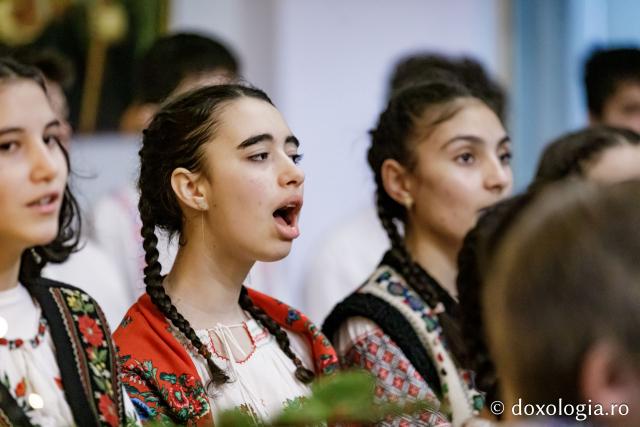 Corul Prodromița, Parohia Lunca Cetățuii ll – Colindători la ReșeȘcoala Erbiceni, clasa a 7-a – Colindători la Reședința Mitropolitană 2024dința Mitropolitană 2024 (Foto) Școala Erbiceni, clasa a 7-a – Colindători la Reședința Mitropolitană 2024