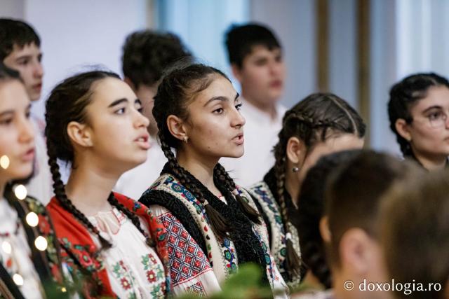 Corul Prodromița, Parohia Lunca Cetățuii ll – Colindători la ReșeȘcoala Erbiceni, clasa a 7-a – Colindători la Reședința Mitropolitană 2024dința Mitropolitană 2024 (Foto) Școala Erbiceni, clasa a 7-a – Colindători la Reședința Mitropolitană 2024