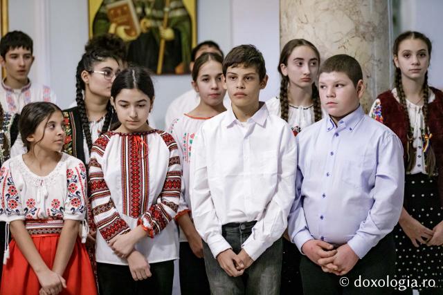 Corul Prodromița, Parohia Lunca Cetățuii ll – Colindători la ReșeȘcoala Erbiceni, clasa a 7-a – Colindători la Reședința Mitropolitană 2024dința Mitropolitană 2024 (Foto) Școala Erbiceni, clasa a 7-a – Colindători la Reședința Mitropolitană 2024