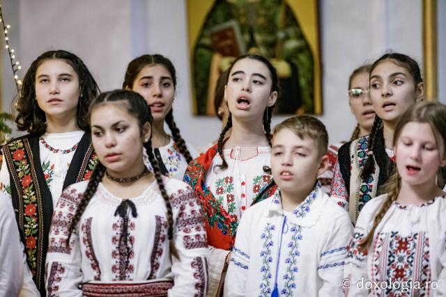 Corul Prodromița, Parohia Lunca Cetățuii ll – Colindători la ReșeȘcoala Erbiceni, clasa a 7-a – Colindători la Reședința Mitropolitană 2024dința Mitropolitană 2024 (Foto) Școala Erbiceni, clasa a 7-a – Colindători la Reședința Mitropolitană 2024
