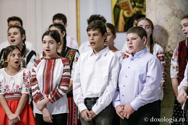 Corul Prodromița, Parohia Lunca Cetățuii ll – Colindători la ReșeȘcoala Erbiceni, clasa a 7-a – Colindători la Reședința Mitropolitană 2024dința Mitropolitană 2024 (Foto) Școala Erbiceni, clasa a 7-a – Colindători la Reședința Mitropolitană 2024