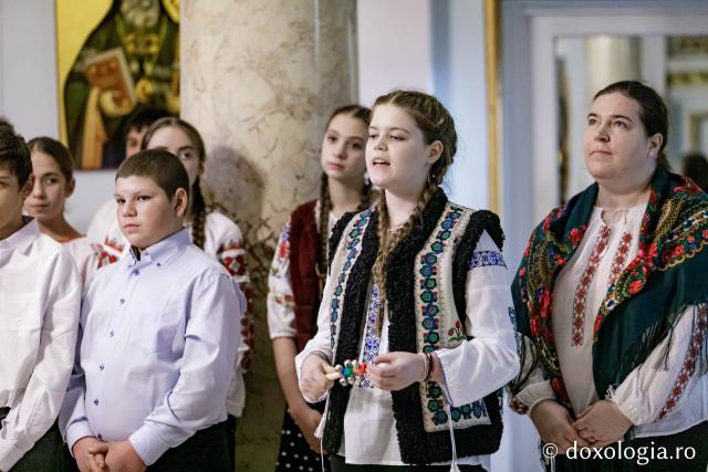 Corul Prodromița, Parohia Lunca Cetățuii ll – Colindători la ReșeȘcoala Erbiceni, clasa a 7-a – Colindători la Reședința Mitropolitană 2024dința Mitropolitană 2024 (Foto) Școala Erbiceni, clasa a 7-a – Colindători la Reședința Mitropolitană 2024