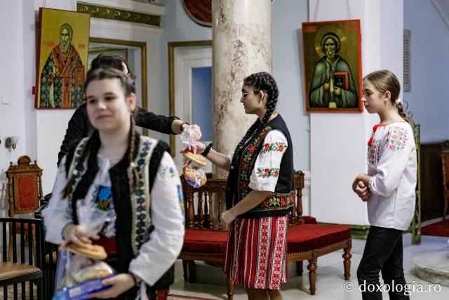 (Foto) Școala Erbiceni, clasa a 7-a – Colindători la Reședința Mitropolitană 2024