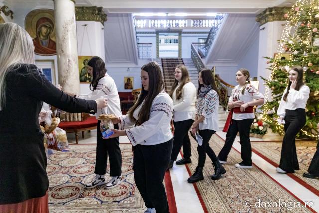 (Foto) Școala Profesională Focuri – Colindători la Reședința Mitropolitană 2024