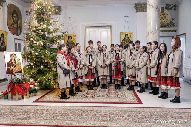 (Foto) Satul Scânteia – Colindători la Reședința Mitropolitană 2024