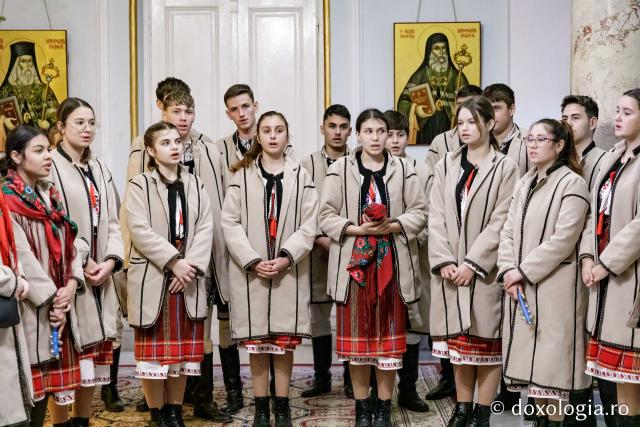(Foto) Satul Scânteia – Colindători la Reședința Mitropolitană 2024