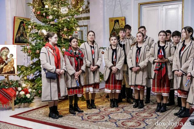 (Foto) Satul Scânteia – Colindători la Reședința Mitropolitană 2024