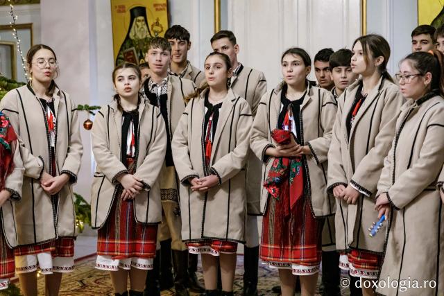 (Foto) Satul Scânteia – Colindători la Reședința Mitropolitană 2024
