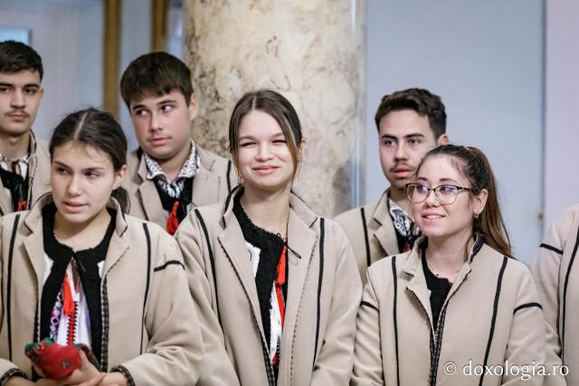 (Foto) Satul Scânteia – Colindători la Reședința Mitropolitană 2024