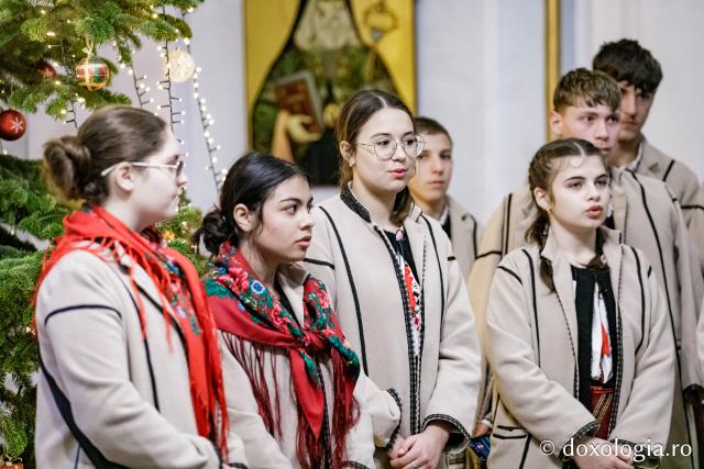(Foto) Satul Scânteia – Colindători la Reședința Mitropolitană 2024