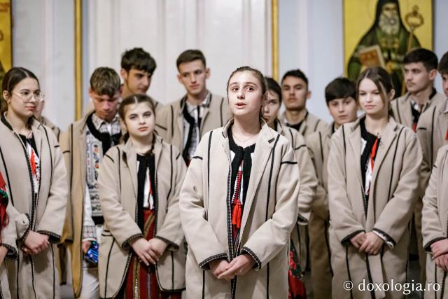 (Foto) Satul Scânteia – Colindători la Reședința Mitropolitană 2024