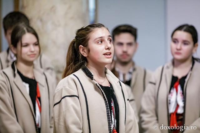 (Foto) Satul Scânteia – Colindători la Reședința Mitropolitană 2024