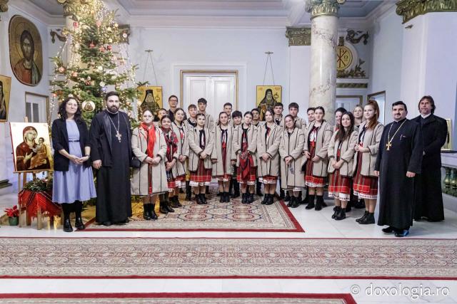 (Foto) Satul Scânteia – Colindători la Reședința Mitropolitană 2024