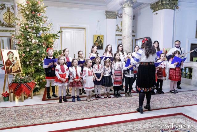 (Foto) Corul Prodromița, Parohia Lunca Cetățuii ll – Colindători la Reședința Mitropolitană 2024
