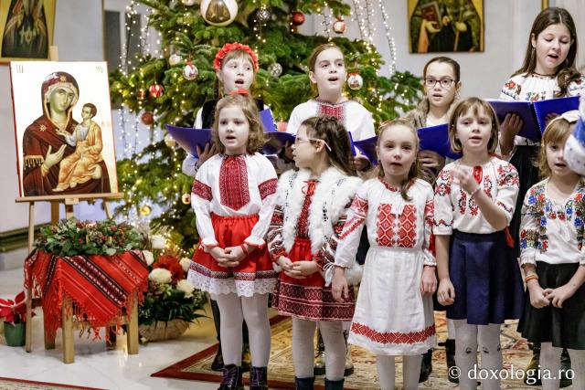 (Foto) Corul Prodromița, Parohia Lunca Cetățuii ll – Colindători la Reședința Mitropolitană 2024