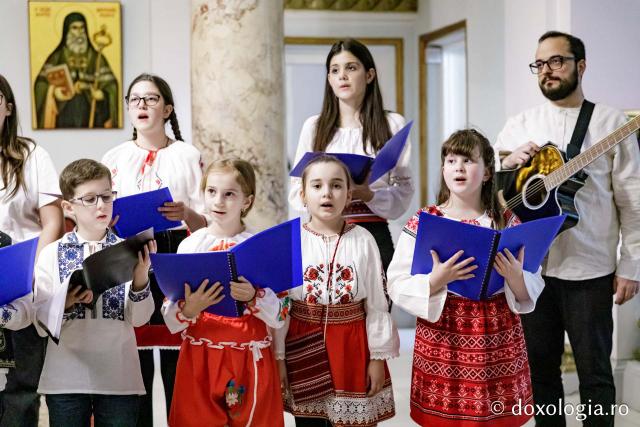 (Foto) Corul Prodromița, Parohia Lunca Cetățuii ll – Colindători la Reședința Mitropolitană 2024