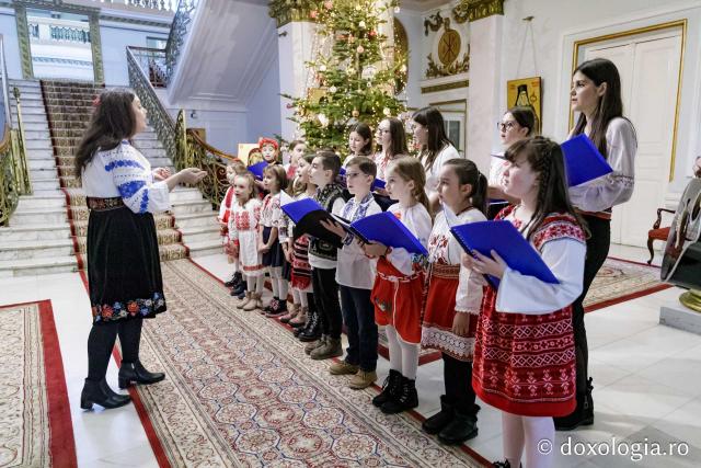 (Foto) Corul Prodromița, Parohia Lunca Cetățuii ll – Colindători la Reședința Mitropolitană 2024