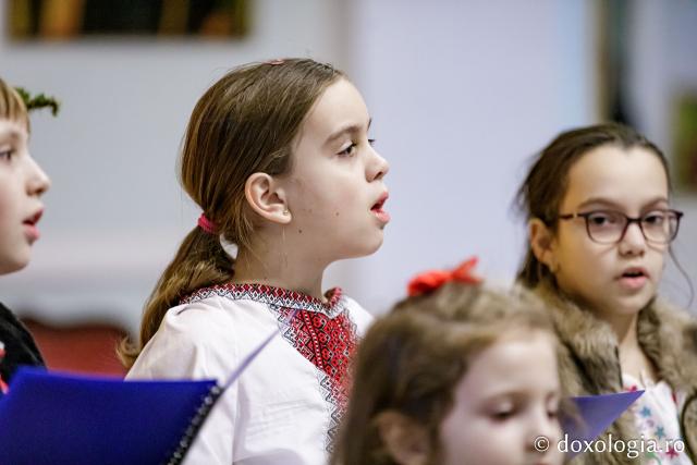 (Foto) Corul Prodromița, Parohia Lunca Cetățuii ll – Colindători la Reședința Mitropolitană 2024