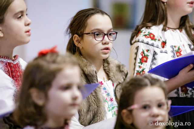(Foto) Corul Prodromița, Parohia Lunca Cetățuii ll – Colindători la Reședința Mitropolitană 2024