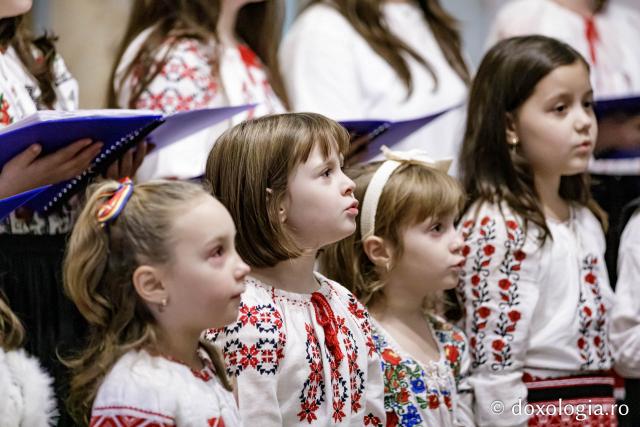 (Foto) Corul Prodromița, Parohia Lunca Cetățuii ll – Colindători la Reședința Mitropolitană 2024