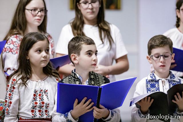 (Foto) Corul Prodromița, Parohia Lunca Cetățuii ll – Colindători la Reședința Mitropolitană 2024