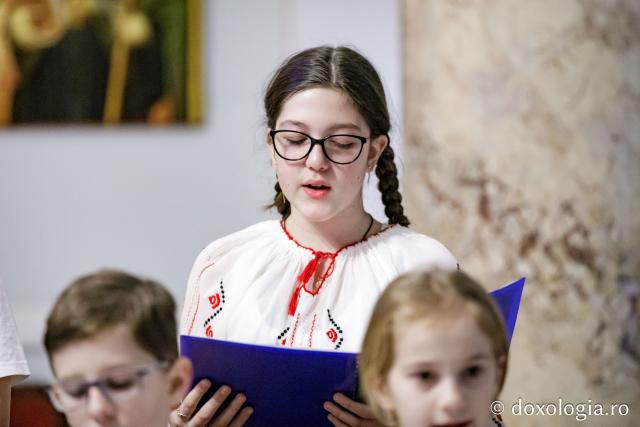 (Foto) Corul Prodromița, Parohia Lunca Cetățuii ll – Colindători la Reședința Mitropolitană 2024