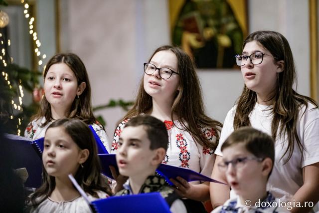 (Foto) Corul Prodromița, Parohia Lunca Cetățuii ll – Colindători la Reședința Mitropolitană 2024