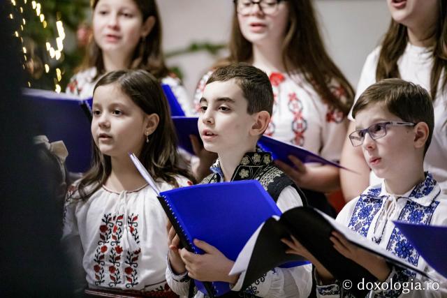 (Foto) Corul Prodromița, Parohia Lunca Cetățuii ll – Colindători la Reședința Mitropolitană 2024